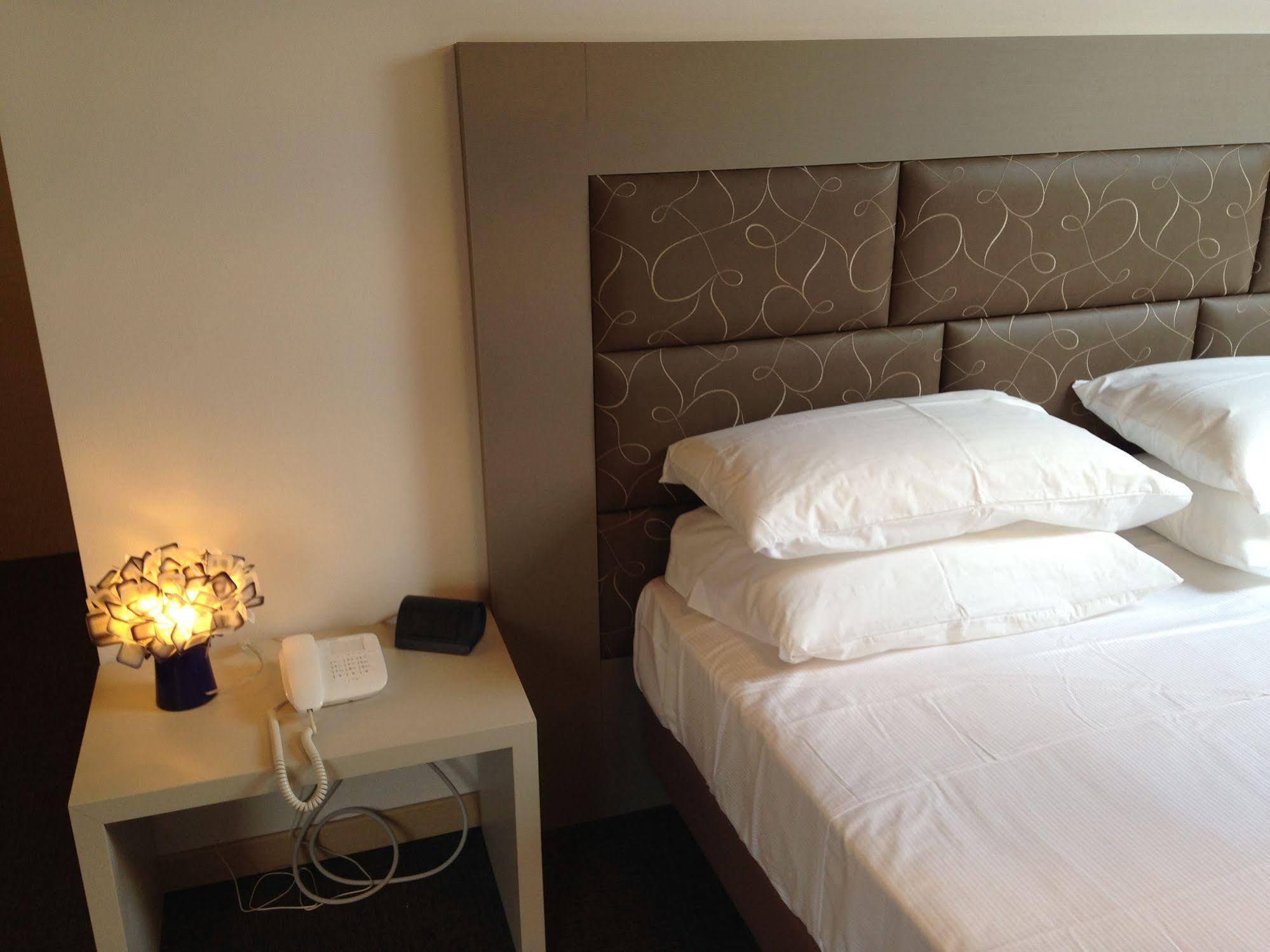 Hotel Don Abbondio Lecco Ngoại thất bức ảnh