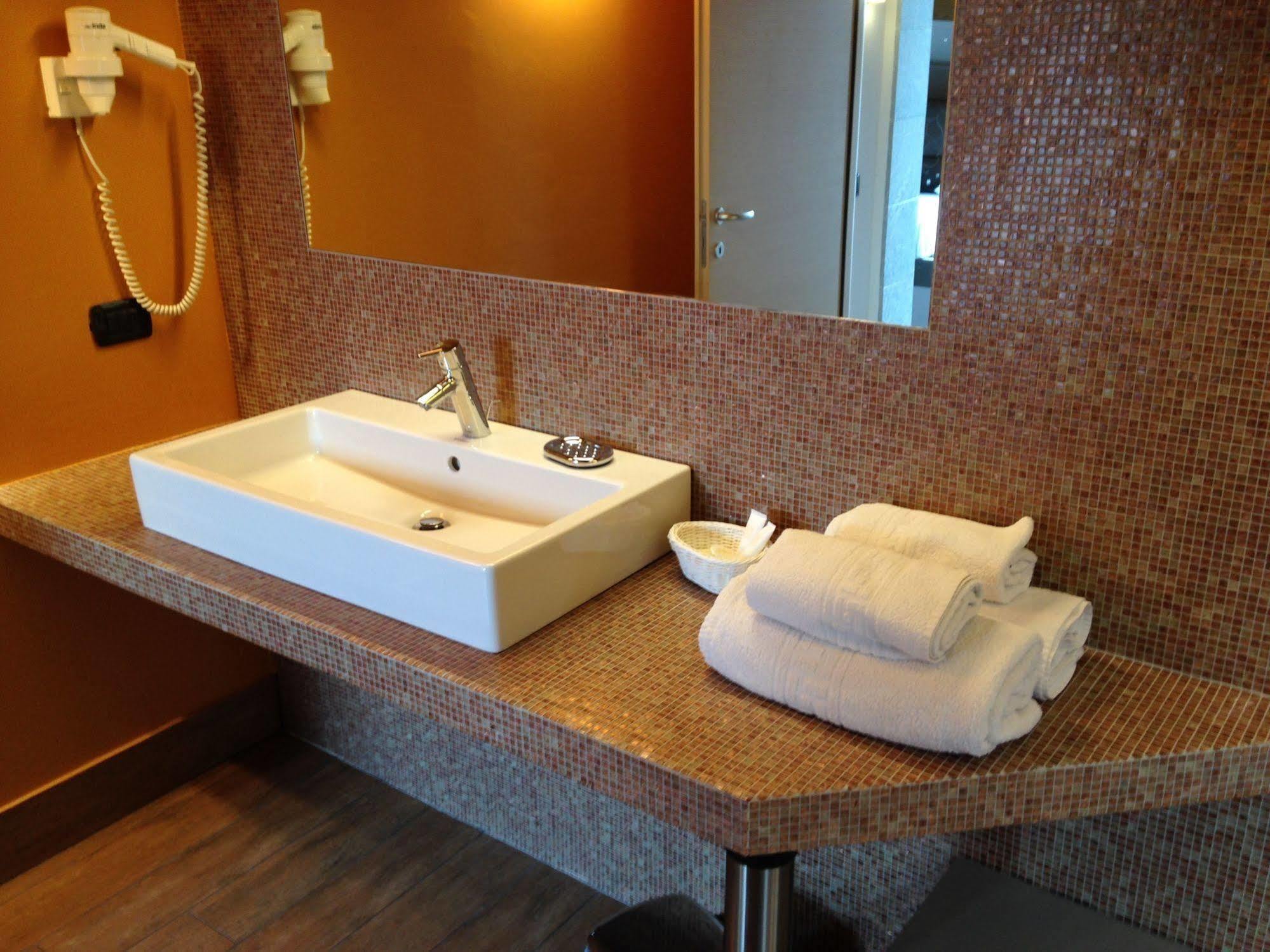 Hotel Don Abbondio Lecco Ngoại thất bức ảnh
