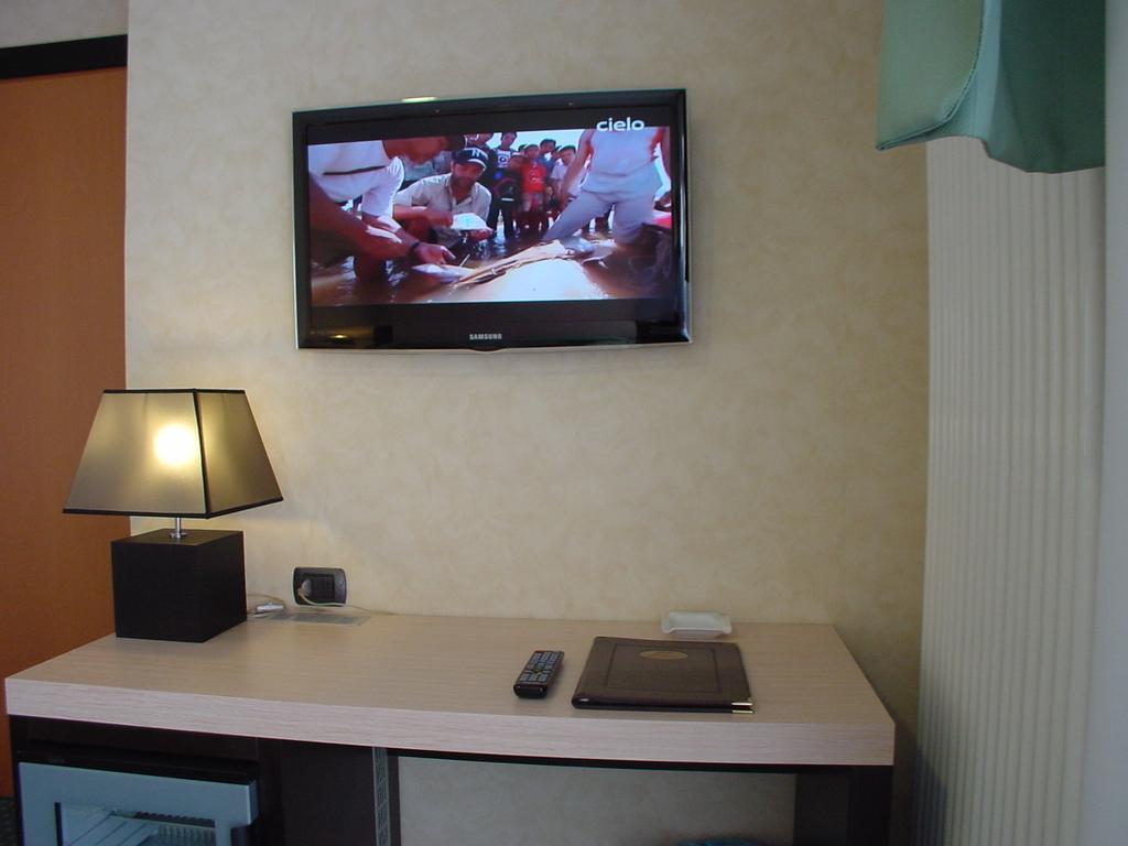 Hotel Don Abbondio Lecco Ngoại thất bức ảnh