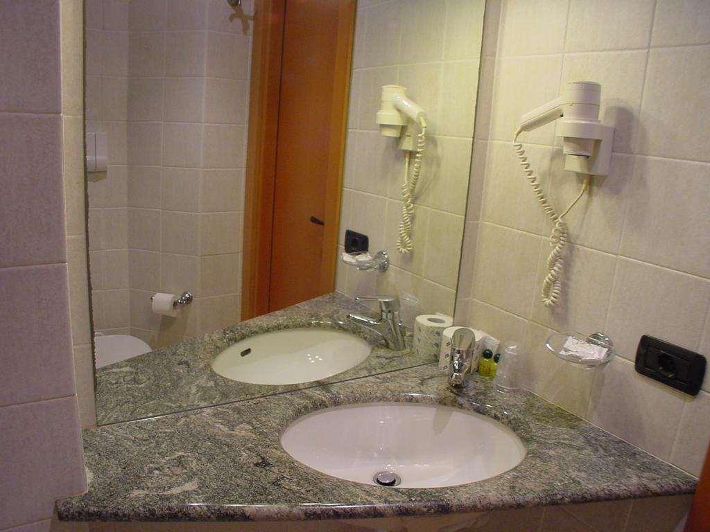 Hotel Don Abbondio Lecco Phòng bức ảnh